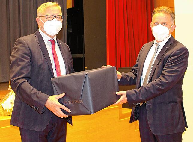 Bürgermeister und Kreisrat Jochen Spieß überreichte als stellvertretender Vorsitzender des Kreistags ein Abschiedsgeschenk im Namen ...