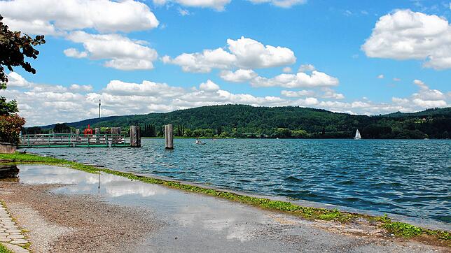 Der Uferweg in der Nähe der Schiffsanlegestelle steht zum Teil unter Wasser.