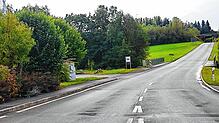 Der Blick zeigt die aktuelle Situation in Mühlweiler. Linksseitig soll ein Radweg Mühlingen und Zoznegg verbinden. Hier könnte man dann ...