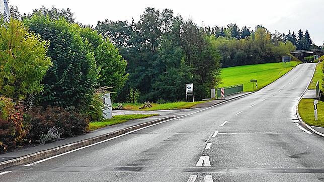Der Blick zeigt die aktuelle Situation in Mühlweiler. Linksseitig soll ein Radweg Mühlingen und Zoznegg verbinden. Hier könnte man dann ...