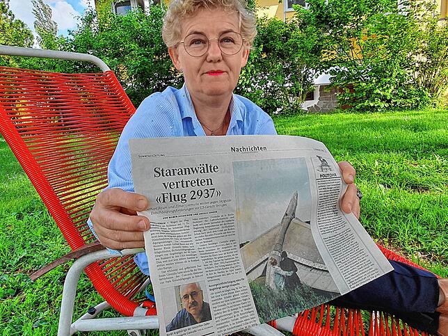Aleksandra Schefczyk mit einem Exemplar der Sonntagszeitung vom 4. August 2002. Ein Bild zeigt die Diplom-Psycholgin, wie sie die ...