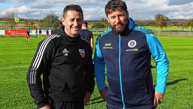 Javier Martin, ehemaliger Trainer SV Mühlhausen (links) und Armin Brutschin, Trainer des SC Pfullendorf II.