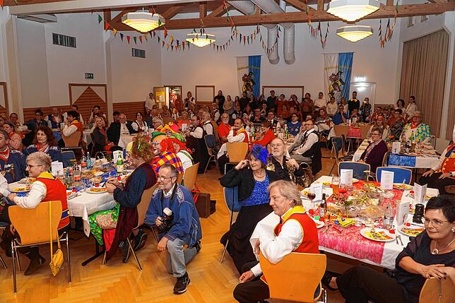 Viele Mitglieder und Freunde der Villinger Fasnet kamen um den Clowns ihre Referenz zu erweisen.