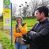 Langsam wird&lsquo;s kalt: Die Uhldinger Gemeinderäte Ute Stephan und Domenico Ferraro warten an der Bushaltestelle am Affenberg jetzt ...