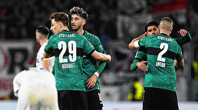 Stuttgarts Verteidiger Anthony Rouault, MittelfeldspielerAtakan Karazor, Mittelfeldspieler Mahmoud Dahoud und Verteidiger Waldemar Anton ...