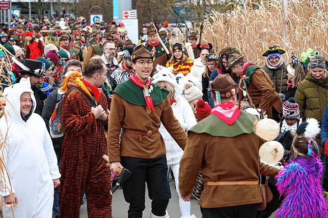 Bild 22: Bilder vom Kindernarrenbaumstellen