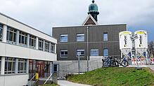 Der Neubau des Verwaltungsgebäudes des Bildungszentrums Bonndorf (Mitte) ist weit gediehen. Nun sollen noch die Außenanlagen gestaltet ...
