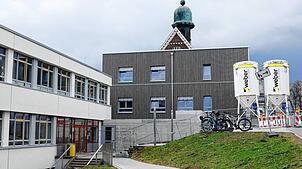 Der Neubau des Verwaltungsgebäudes des Bildungszentrums Bonndorf (Mitte) ist weit gediehen. Nun sollen noch die Außenanlagen gestaltet ...