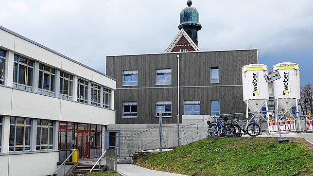 Der Neubau des Verwaltungsgebäudes des Bildungszentrums Bonndorf (Mitte) ist weit gediehen. Nun sollen noch die Außenanlagen gestaltet ...