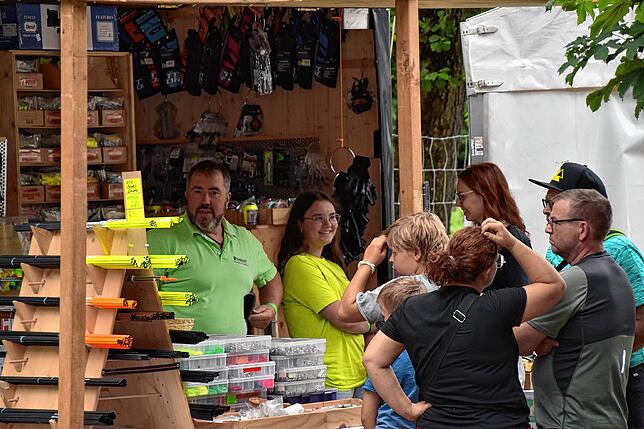 Bild 24: Ausgelassene Stimmung in Eigeltingen: Die 25. Internationale Bogen- und Messermachermesse in der Lochmühle