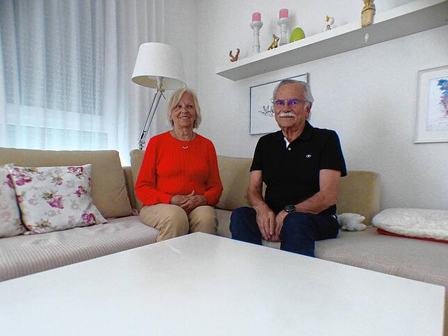 Von 150 Quadratmeter auf rund 90 Quadratmeter: Irene und Helmut Jetter fühlen sich in ihrem neuen Wohnzimmer ihrer Drei-Zimmer-Wohnung ...