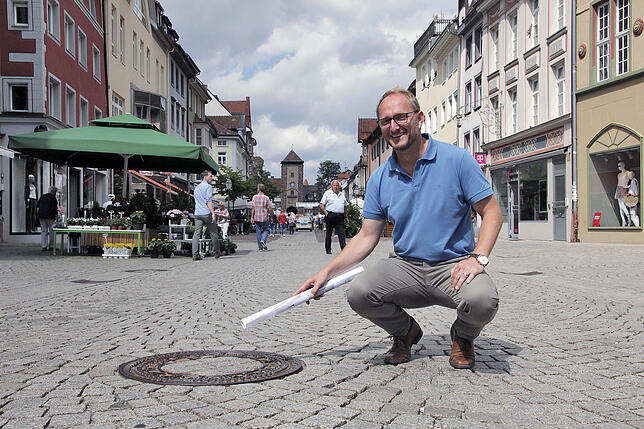 Planer Martin Kuberczyk zeigt, wo am Marktplatz im September die Sanierung der Rietstraße beginnt. Geplant ist, 2018 noch bis zur ...