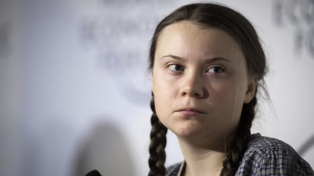 Die junge schwedische Klimaaktivistin Greta Thunberg spricht während einer Panelsitzung auf der 49. Jahrestagung des ...