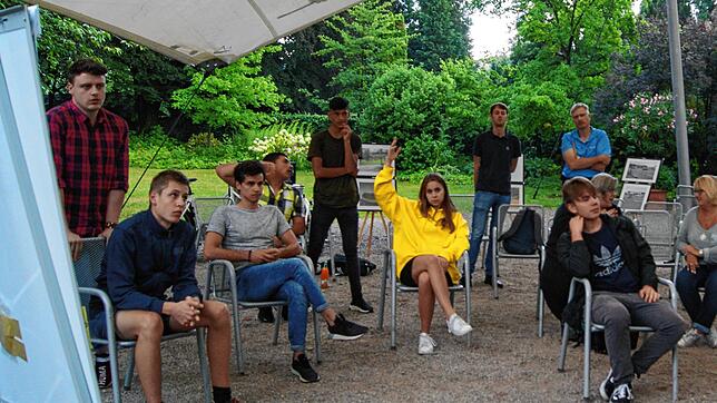 Diskussion und Ausstellung in einem: Die Jugendlichen hatten nicht nur Ideen dabei, sondern auch die Fotos einer vergangenen ...