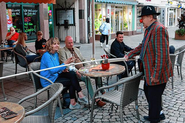 Clown Enrico. alias Henry Greif (rechts), nimmt es beim Langen Dunnschtig in der Villinger Innenstadt mit den Pandemie bedingten ...
