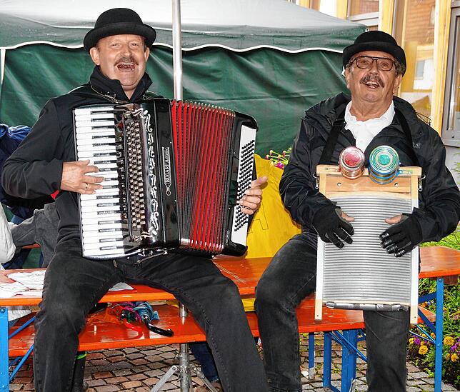 Kirchenchorleiter Rolf Schwab und Günter Merkel (rechts) im Jahr 2019.