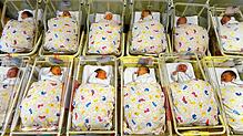 Babys liegen zusammen auf der Neugeborenenstation eines Krankenhauses. (Symbolbild aus dem Jahr 2016.)