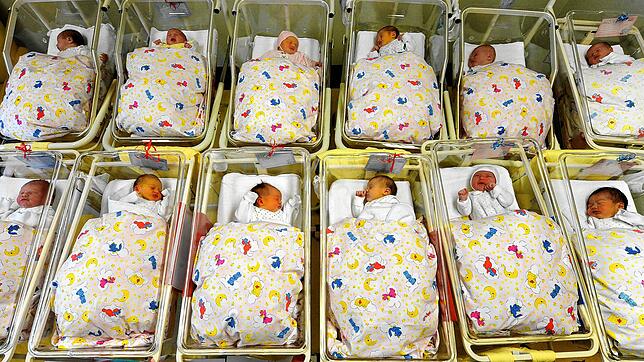Babys liegen zusammen auf der Neugeborenenstation eines Krankenhauses. (Symbolbild aus dem Jahr 2016.)