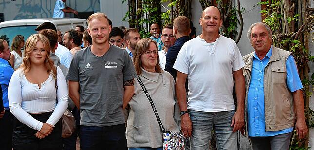 Schiedsrichter feiern ihr Jubiläum: Aus Todtmoos kamen (von links) die Unparteiischen Selina Ebner, Jan und Andreas Schmidt nach Wehr ...
