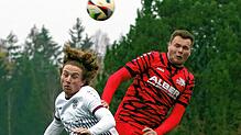 Dieses Kopfballduell gewann der Spieler vom des FV Walbertsweiler-Rengetsweiler, Pascal Siebenrock (rechts), gegen den Deggenhausentaler ...