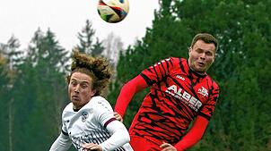 Dieses Kopfballduell gewann der Spieler vom des FV Walbertsweiler-Rengetsweiler, Pascal Siebenrock (rechts), gegen den Deggenhausentaler ...