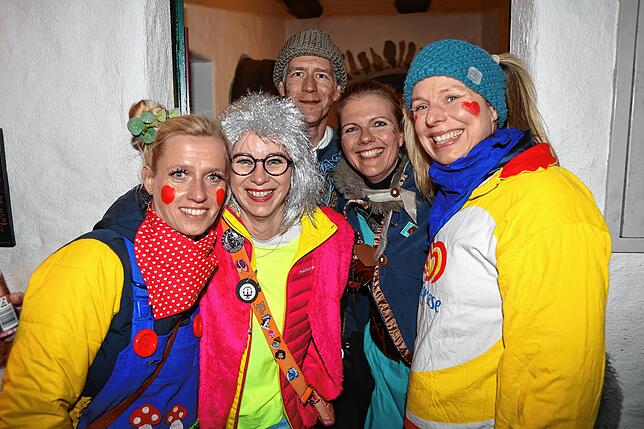 Bild 26: Konstanzer Straßenfasnacht 2025: Am Fasnachtssamstag werden Besenwirtschaften gestürmt