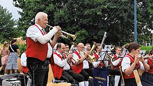 Der Musikverein Wald verzauberte die Besucher am Sonntag zurMittagszeit. Zuerst noch im Freien, später in der Schloßbühlhalle. ...