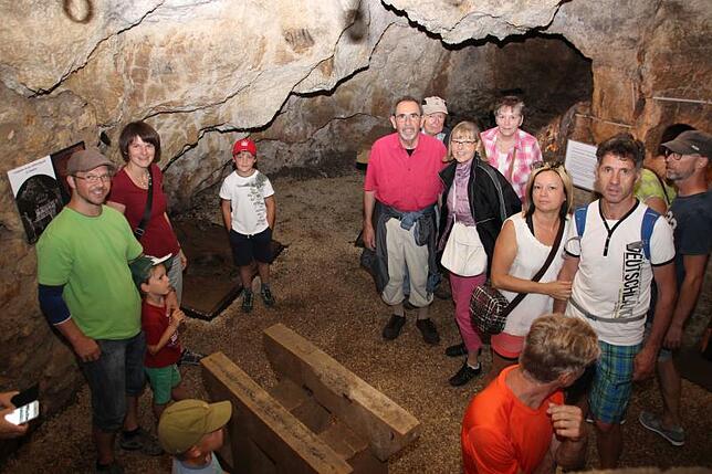 In der Burghöhle mit den mehreren Hallen gab es einen Einblick in die Geheimnisse des Neutempler-Ordens, der hier Rituale abgehalten ...