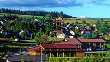 1998: Mit dem Bau der Rotmooshalle konnte der Schulsport nahe der Schule in der Halle stattfinden.