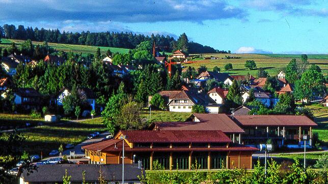 1998: Mit dem Bau der Rotmooshalle konnte der Schulsport nahe der Schule in der Halle stattfinden.