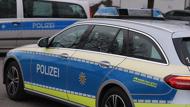 (Symbolbild) Am frühen Mittwochmorgen, 5. März, gegen 3 Uhr ist ein Unbekannter in das Sportgeschäft Jester in der Schottenstraße ...