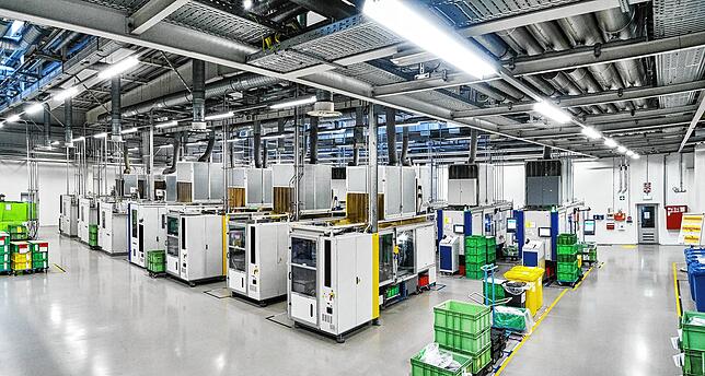 Blick in eine Produktionshalle des Werks Oberwihl. Die Herstellung erfolgt weitgehend automatisiert.