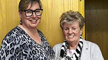 Vorsitzende Marlies Burger (links) ehrt Ingrid Timper für zehn Jahre. Foto: Frauentreff