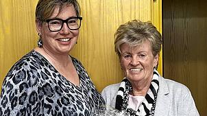 Vorsitzende Marlies Burger (links) ehrt Ingrid Timper für zehn Jahre. Foto: Frauentreff