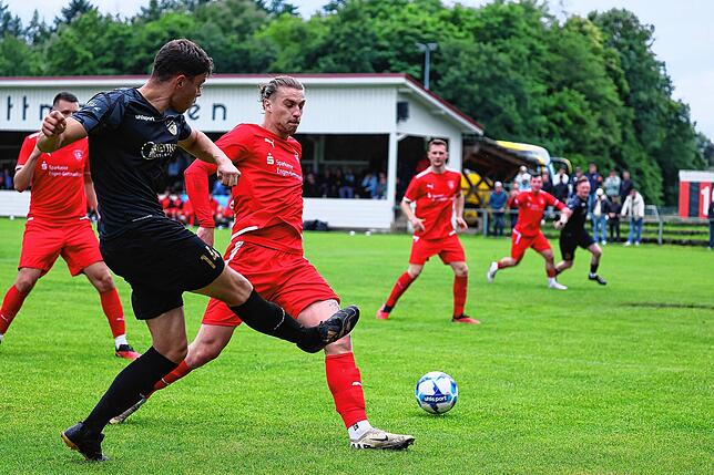 Bild 24: FC Pfaffenweiler feiert nach 2:1-Erfolg Relegationsplatz. Wir waren mit der Kamera dabei.