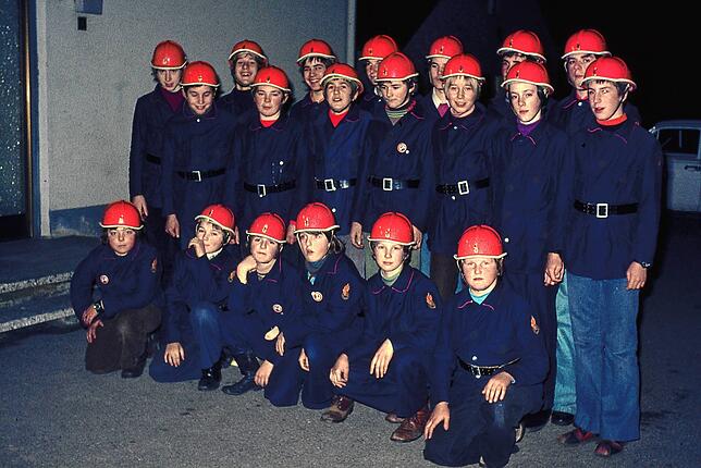 Die neu gegründete Jugendfeuerwehr 1975 mit Joachim Mäder (mittlere Reihe rechts) und Ewald Moser (neben ihm).