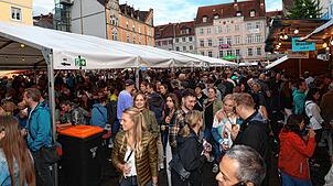 Auch die Regenschauer können die Stimmung am Eröffnungsabend des Weinfestes nicht trüben. Tausende sind bis in die Nacht auf dem ...
