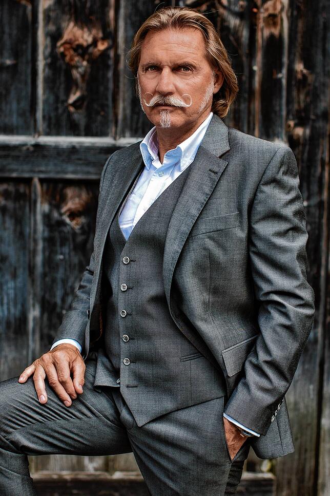 Ingo Lenßen, berühmt aus der Fernsehserie „Lenßen und Partner“ hat Buen Nuhiji vor Gericht vertreten.