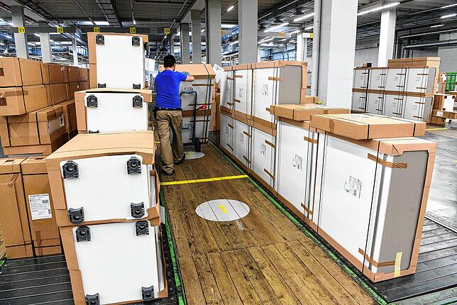Ein Mitarbeiter des Küchenherstellers Neue Alno GmbH transportiert 2018 im Lager Küchenmodule auf einer Sackkarre. Nach 3,5 Jahren ist ...