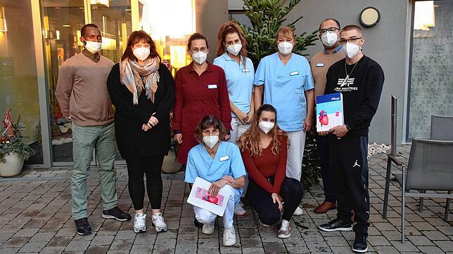 Die Pflegeschüler und ein Teil des Personals im Seniorenzentrum (von links): Jaimeng Gassama, Vanessa Eisenreich, Isabelle Dix, Sanela ...