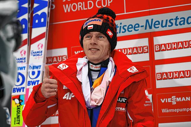 Der polnische Skispringer Dawid Kubacki feierte in Titisee-Neustadt einen Sieg und baute so seine Führung im Gesamtweltcup aus.