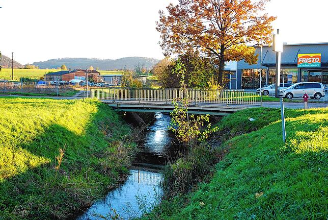 Die Brücke über den Klingengraben in der Weisweiler Straße ist eine von drei Brücken, die zur Verbesserung des Hochwasserschutzes ...