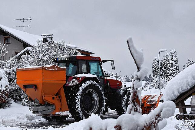 Moritz Rebmann war mit dem Schneeräumtraktor und Salzstreuer ab 5 Uhr morgens unterwegs. Zuerst werden die Hauptwege, danach die ...