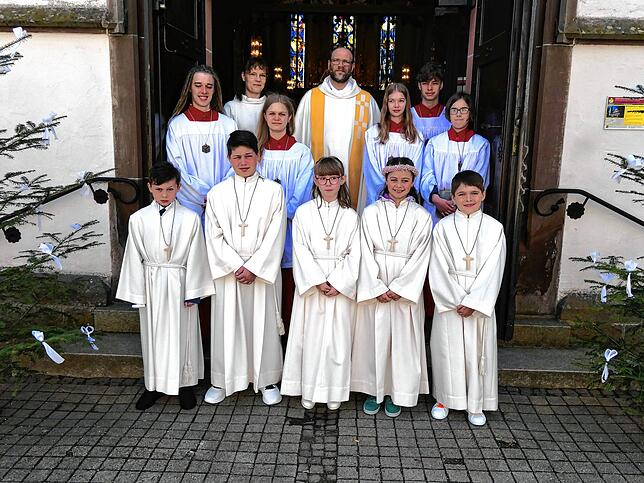 Fünf Kinder gingen in Unterkirnach zur Erstkommunion. Am 13. April war der große Tag für die Unterkirnacher Kinder gekommen. Bei ...