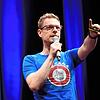 Andre Wolf bei einem Auftritt 2024 in der Singener Stadthalle für das Medienprojekt Klasse! Im Juli wird er in Villingen zu Gast sein. ...