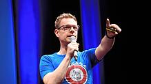 Andre Wolf bei einem Auftritt 2024 in der Singener Stadthalle für das Medienprojekt Klasse! Im Juli wird er in Villingen zu Gast sein. ...