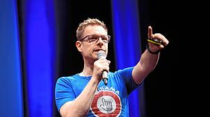 Andre Wolf bei einem Auftritt 2024 in der Singener Stadthalle für das Medienprojekt Klasse! Im Juli wird er in Villingen zu Gast sein. ...