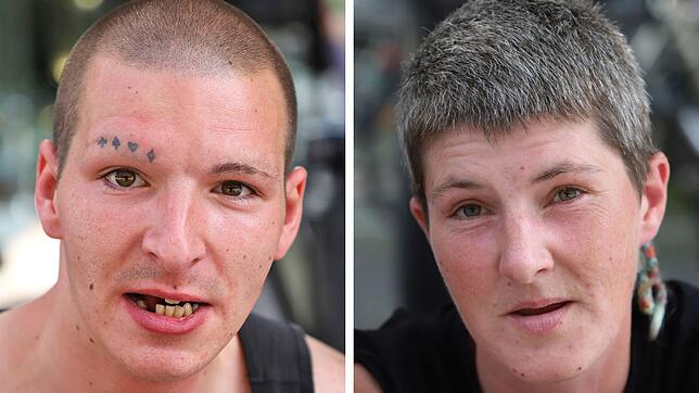 Vampy (rechts) und Markus. Zwei Schnorrer, wie sie selbst sagen, in der Konstanzer Fußgängerzone. Sie sind seit vielen Jahren befreundet.