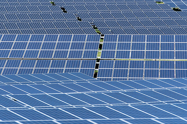 Photovoltaik-Module eines Solarparks. Dass diese kleinen Kraftwerke gebaut werden können, ist zu einem Teil auch der Raumfahrt zu verdanken.