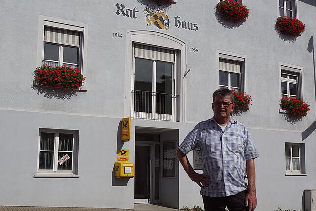 Kurt Demmler steht vor dem Dettinger Rathaus. Es ermöglicht dem Teilort eine gewisse Selbständigkeit.